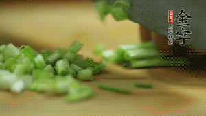 小蔥切成蔥花。
