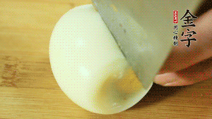 煮面條的同時把雞蛋煮好。