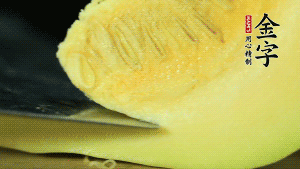 胡蘿卜切滾刀塊，小南瓜取一半去籽去皮切塊備用。