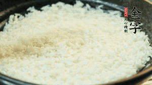 浸泡后的大米加入2湯匙生抽、1湯匙老抽調(diào)味。