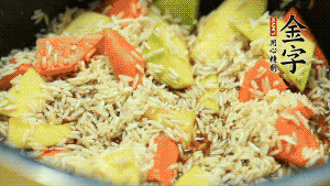 加入切好的胡蘿卜塊和南瓜塊、鹵牛肉塊攪拌均勻。放入電飯煲，按“煮飯模式”。