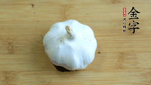 大蒜切成蒜末。（先把大蒜拍扁后，再切碎會容易很多。）