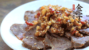 最后把醬汁淋到牛肉上即可，撒上芝麻、香菜。也可以把牛肉和醬汁攪拌均勻，讓牛肉與醬汁更加入味。