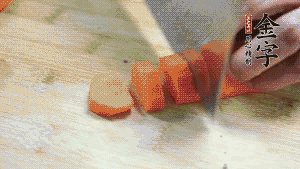 食材洗凈后，胡蘿卜切成塊，鮮香菇切成十字花刀備用。