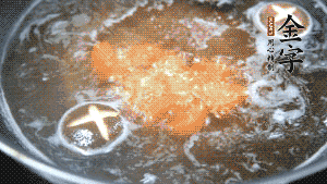 將烏冬面放入調(diào)好味的面湯中一起煮熟。（選擇烏冬面的原因，第一是因?yàn)椴锁B也能很好地做出成品，而不用擔(dān)心會(huì)糊鍋或者黏在一起；第二是因?yàn)榘咨拿鏃l，在夏天看起來(lái)更有食欲。）