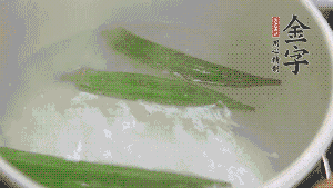 在煮面湯時(shí)，就可以做其他步驟了。比如把秋葵汆水，橫切成星星造型；雞蛋煮熟，切成兩半；黃瓜切成絲。