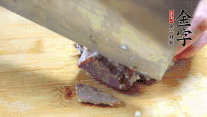 金字鹵牛肉打開包裝，把牛肉切成片狀。（眼見為實(shí)，用一整塊牛肉鹵制的鹵牛肉哦，牛肉的香氣感覺撲鼻而來(lái)有木有?。。。?>
					</div>
					<span>步驟 6/7</span>
					<p>金字鹵牛肉打開包裝，把牛肉切成片狀。（眼見為實(shí)，用一整塊牛肉鹵制的鹵牛肉哦，牛肉的香氣感覺撲鼻而來(lái)有木有?。。。?/p>
				</li><li>
					<div   id=