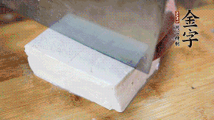 豆腐切成小塊，臘肉切成薄片，辣椒切成小圈。