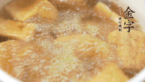 另起一個湯鍋，倒入適量清水，加入炸好的豆腐塊。待水沸騰后，加入臘肉，用生抽、料酒、火腿高湯調(diào)味。燉煮至臘肉熟透，加辣椒圈增加點辣味。（調(diào)料可以根據(jù)個人口味適當(dāng)調(diào)整，火腿高湯能夠讓湯汁更加層次豐富。）