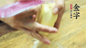 將食材洗凈，茄子、土豆切滾刀塊。