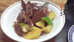 加少量生抽、鹽、糖、雞精調(diào)味，炒熟出鍋即可。