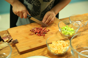 金字火腿隔水蒸15分鐘后切成小丁。