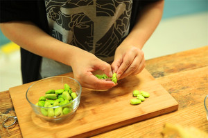 蠶豆剝除外殼，剩下嫩嫩的蠶豆。