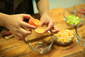 雞蛋蛋白和蛋黃分開，把蛋黃打散。