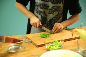 當(dāng)然，如果你愛吃蔥，可以切點蔥花加入。