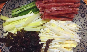 黑木耳泡發(fā)，黑木耳、韭黃、雷筍、青椒切成絲。