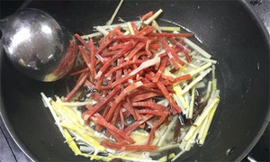 火腿絲、筍絲、黑木耳絲汆水后，瀝干。