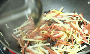 起油鍋，蒜茸煸香，倒入所有食材，加料酒翻炒至熟即可。