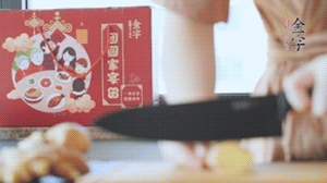 將處理好的老鴨放入冷水鍋中，丟入姜片，冷水煮沸去腥。