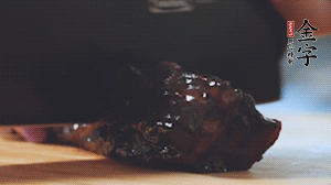 金字風(fēng)味醬肉切小塊。