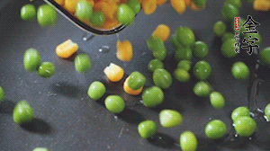 鍋7成熱時(shí)，下豌豆、玉米翻炒，再依次放醬肉、洋蔥碎、木耳碎。