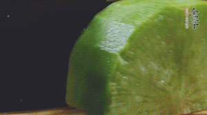 青蘿卜去皮切小塊。