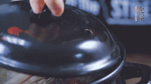 大火煮沸后，小火慢燉1～1.5個(gè)小時(shí)。