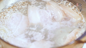 五花肉切塊，加姜片焯水備用。