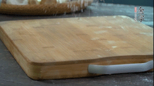 【面皮】3.案板撒點(diǎn)糯米粉，將面團(tuán)搓成均勻的小團(tuán)子。