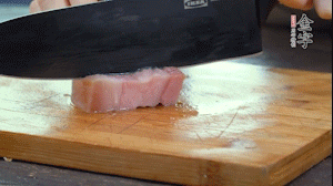 【餡料】1.金字淡咸肉加姜片料酒焯水，春筍焯水后切成小丁。