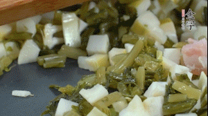 【餡料】2.鍋中油8成熱時(shí)，依次放入春筍、雪菜、淡咸肉，翻炒出香味。