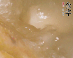 沸騰后撈出蔥結(jié)，小火燉45分鐘，加山藥再燉15分鐘。