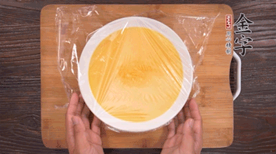 去除雞蛋液浮沫后，沸水上鍋蒸6分鐘。