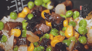 出鍋前加蠔油、生抽調(diào)味，撒點(diǎn)熟白芝麻即可。