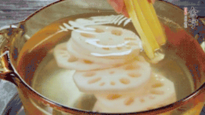 把藕和土豆焯水至八成熟，盛出瀝干水分。