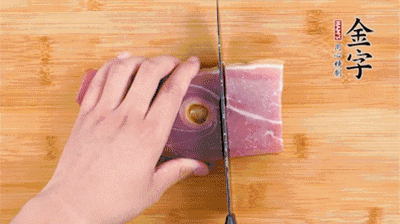 金字火腿切片，老豆腐切成塊，海鮮菇洗凈。