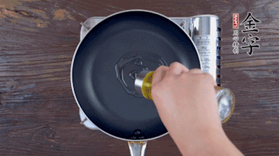 魚頭對(duì)開，洗凈瀝干。鍋中加油，把魚頭兩面煎至金黃色，期間加蔥姜，每面約需時(shí)2-3分鐘。