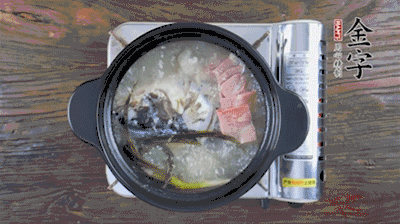 放豆腐、海鮮菇繼續(xù)中小火煮5分鐘。