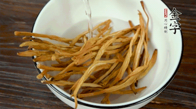 黃花菜、香菇提前泡發(fā)。黃花菜去掉硬頭，香菇切片。