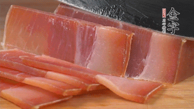 金字火腿切片，溫水浸泡5分鐘。