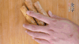 山藥去皮切斜刀塊，毛豆去外殼去膜，姜切片。