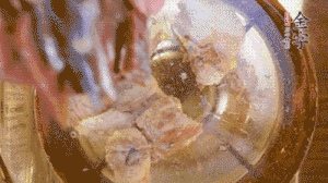 鍋中依次放姜片、排骨、火腿，加料酒、清水煮開轉(zhuǎn)小火煮30分鐘。