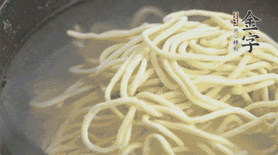 面條煮熟過涼水備用。