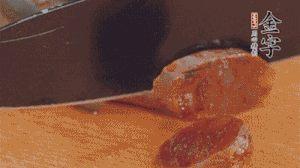 麻辣香腸蒸熟后，切片待用。