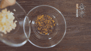 調配醬汁：依據口味倒入適量的蒜末、辣椒面、芝麻、醋、生抽、鹽、白糖，最后倒入熱油攪拌均勻。