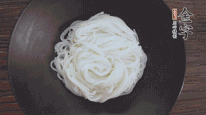 依次放入黃瓜絲、花生米、燙熟的豆芽、麻辣香腸、香菜、擺盤即可。