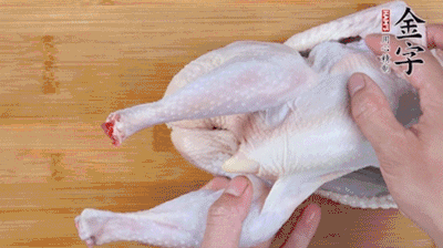 菌菇分別冷水泡發(fā)。雞處理干凈后剁成小塊，放水中浸泡半小時(shí)去血水。