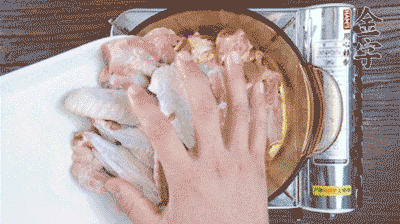 加料酒、蔥姜焯水2分鐘，清洗備用。