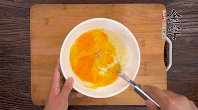 雞蛋加鹽、料酒打散后，加1.5倍溫水?dāng)嚢杈鶆颉?>
					</div>
					<span>步驟 2/5</span>
					<p>雞蛋加鹽、料酒打散后，加1.5倍溫水?dāng)嚢杈鶆颉?/p>
				</li><li>
					<div   id=