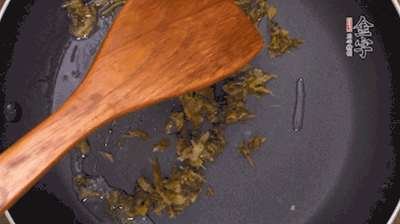 鍋中3成油溫時(shí)，下雪菜、辣椒圈翻炒40秒。